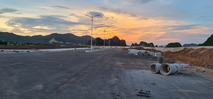 Công ty Quan Minh đang hoàn tất những công đoạn cuối cùng liên quan đến đầu tư hạ tầng kỹ thuật dự án Khu đô thị Ocean Park Vân Đồn tại bãi biển Hòn Cặp Xe, xã Hạ Long, huyện Vân Đồn, Quảng Ninh và cam kết hoàn thành trước ngày 31/12/2021. Ảnh: Minh Phúc.