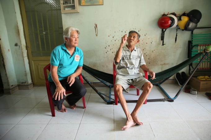 0e7a9137-1716_20210712_276.jpg Ông Hoàng Văn Phước (trái) và ông Phạm Văn Hải, đang kể lại những ký ức về làng 'công tra' xưa. Ảnh: Phúc Lập.