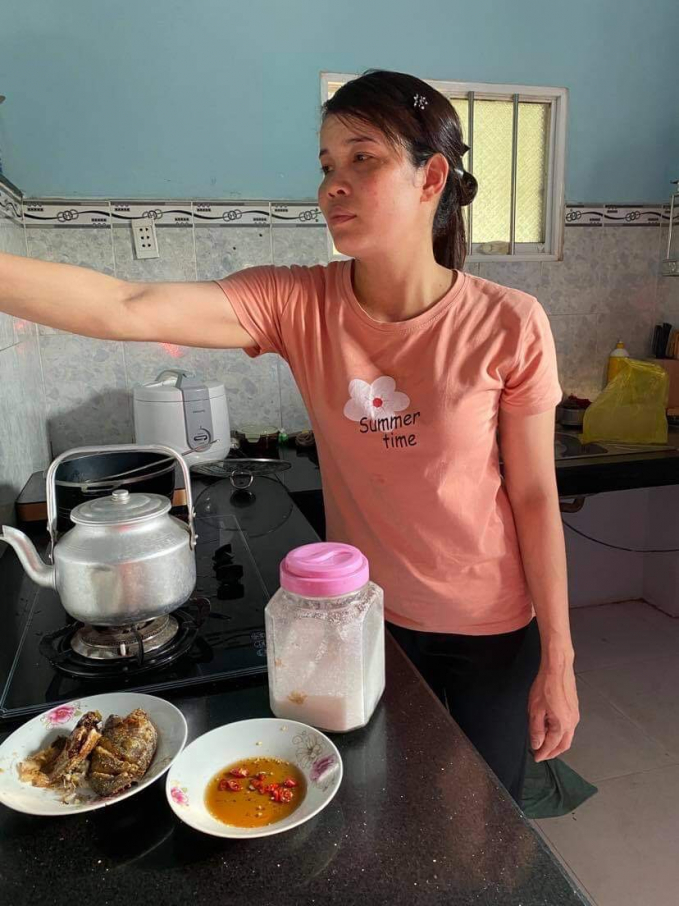 112a2989d8362b687227-0037_20210714_532.jpg Nữ công nhân cao su Đoàn Mạnh Hồng không chỉ có 'bàn tay vàng' trong sản xuất, mà còn rất giỏi việc nhà. Ảnh: Phúc Lập.