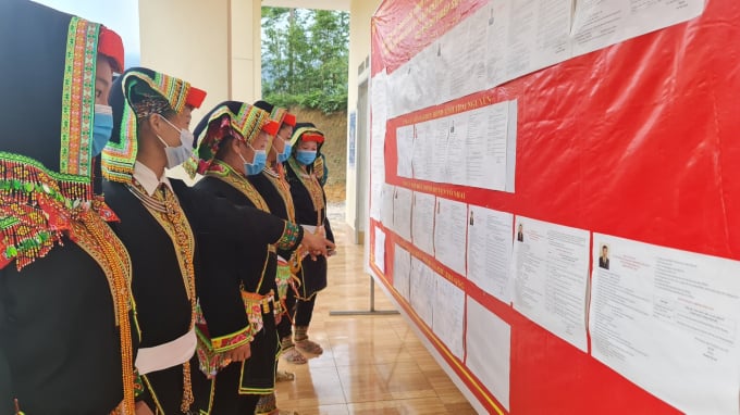 Người Dao tại huyện Võ Nhai (Thái Nguyên) trong trang phục rực rỡ đi bầu cử, thực hiện nghĩa vụ công dân. Ảnh: Đồng Văn Thưởng