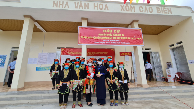 Người Dao trên núi Cao Biền (Xã Phú Thượng, huyện Võ Nhai) trong trang phục rực rỡ đi bầu cử, thực hiện nghĩa vụ công dân. Ảnh: Đồng Văn Thưởng