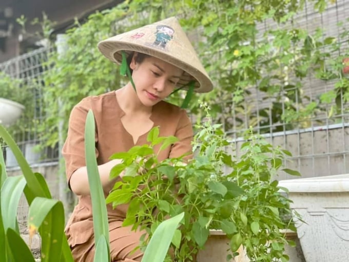 1-nhat-kim-anh-1514_20210720_882.jpg Diễn viên Nhật Kim Anh làm vườn trong những ngày giãn cách xã hội.