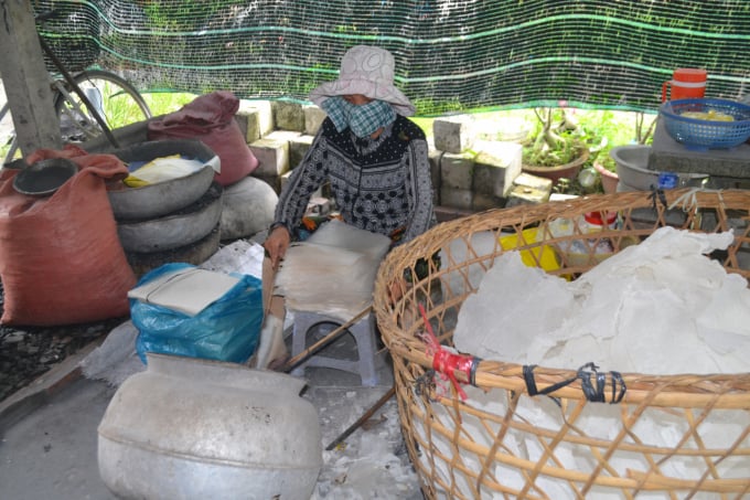 2-1222_20210725_59.jpg Đào tạo làm nghề truyền thống. Ảnh: Trần Trung.