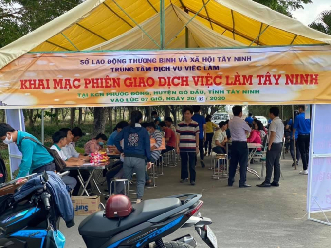z2385434251009_b20590f82eae613016f59de5dd95605a-1227_20210725_284.jpg Sàn giao dịch việc làm tại Tây Ninh. Ảnh: CTV.