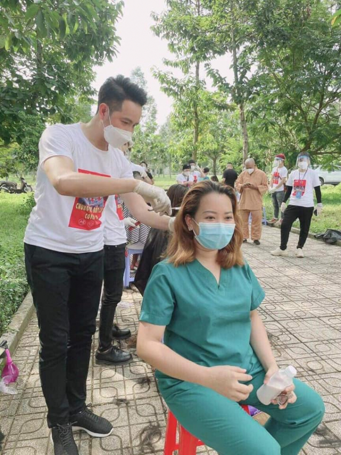 1-cat-toc-1457_20210727_90.jpg Nghệ sĩ cắt tóc cho nhân viên y tế trong khu phong tỏa.