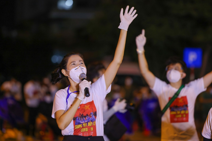 1-quynh-hoa-1457_20210727_520.jpg MC Quỳnh Hoa trong đêm nhạc tại Bệnh viện dã chiến số 3.