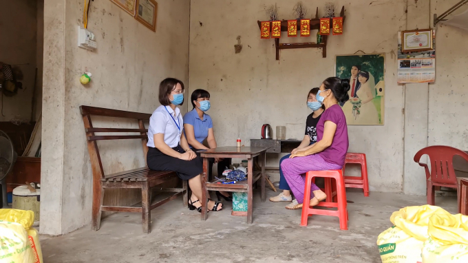 19-0924_20210727_428.jpg Vận động người dân làm đơn 'thoát nghèo' ở huyện miền núi Ba Chẽ. Ảnh: Tiến Thành.