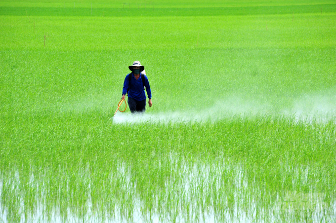 watermark_dsc_0872-1711_20210801_861.jpg Nông dân ĐBSCL tuân thủ nghiêm khuyến cáo '5K' về chống dịch bệnh Covid-19. Ảnh: LHV.