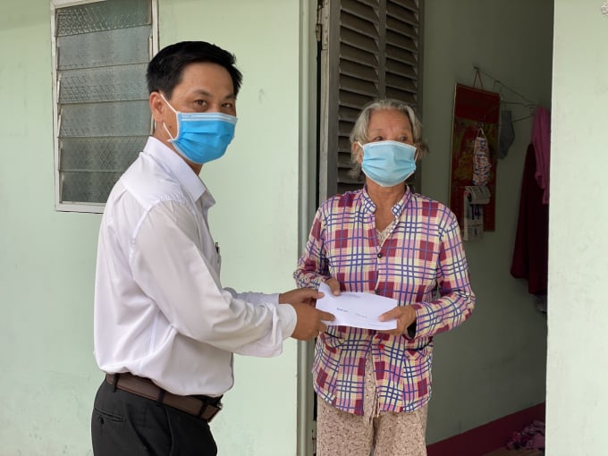 4fe699909bfa6ca435eb-1200_20210725_488.jpg Đại diện lãnh đạo địa phương trao hỗ trợ cho NLĐ. Ảnh: CTV.