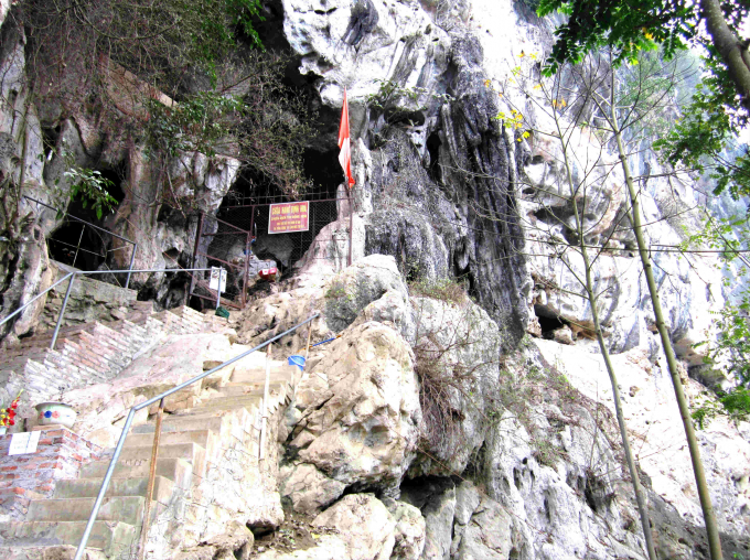 Chùa Hang, một thắng cảnh tâm linh độc đáo trong lòng núi đá Chợ Chu. Ảnh: Thế Lượng.