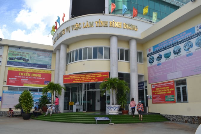 1-1450_20210805_886.jpg Người lao động đến Trung tâm DV-VL Bình Dương giải quyết chế độ và tìm cơ hội việc làm lúc chưa giãn cách xã hội. Ảnh: Trần Trung.