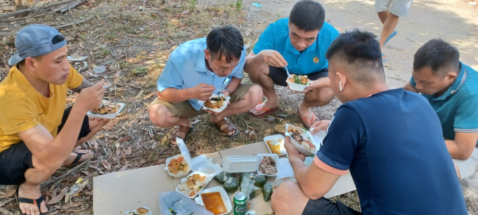 Những bữa ăn tranh thủ trên đường đi để các bác tài trong Đoàn xe tình nguyện Bắc Giang lại nhanh chóng lên đường chuyển hàng vào cứu trợ cho vùng dịch miền Nam nhanh nhất. Ảnh: Thanh Minh.