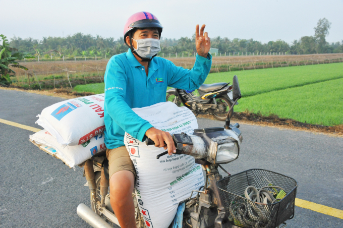 Giá nhiều loại vật tư, đặc biệt là phân bón tăng rất cao thời gian qua khiến nông dân càng nản lòng trong bối cảnh dịch bệnh Covid-19. Ảnh: LHV.