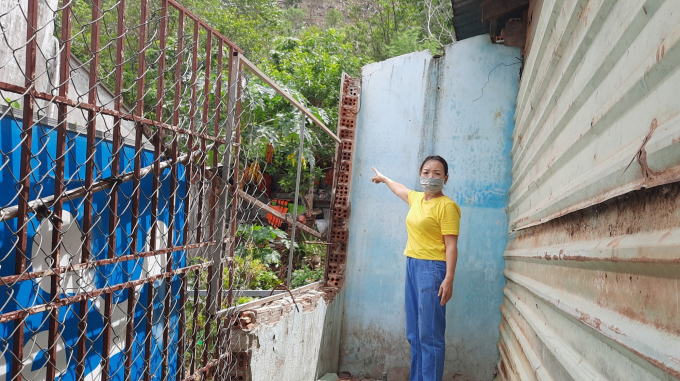 z2674619531024_680ed399e61d05bd2b766afae687190a-1135_20210811_330.jpg Bà Vương Thị Sử (trú thôn 2, thị trấn Thạnh Mỹ, huyện Nam Giang, tỉnh Quảng Nam) cho rằng, một mảng tường của gia đình bà bị đổ sập do doanh nghiệp nổ mìn khai thác đá. Ảnh: L.K.