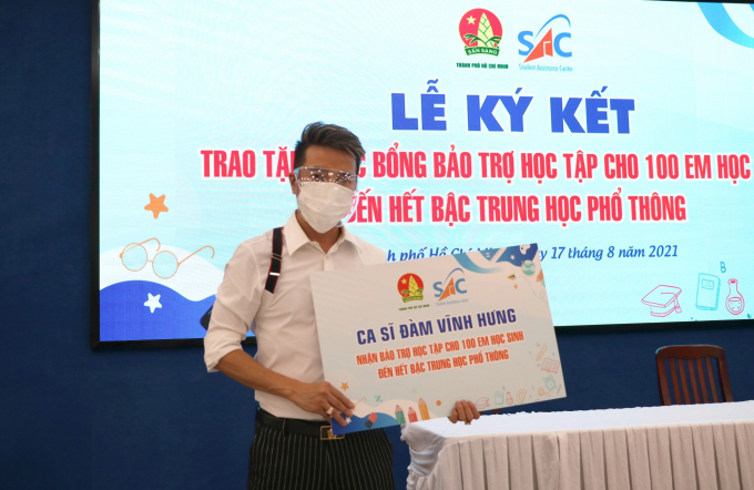 Ca sĩ Đàm Vĩnh Hưng chi 1,8 tỷ đồng để hỗ trợ học phí cho 100 học sinh nghèo.