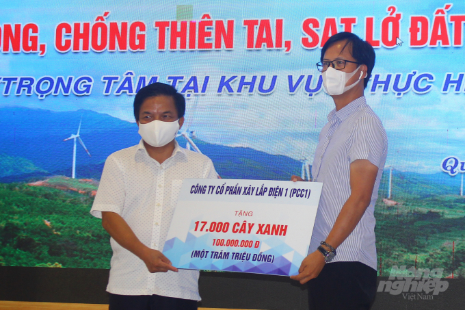watermark_quang-tri-ban-giai-phap-ung-pho-sat-lo-dat-tu-cac-du-an-dien-gio-1929_20210823_396.jpg Doanh nghiệp điện gió ủng hộ kinh phí trồng cây xanh. Ảnh: Công Điền.