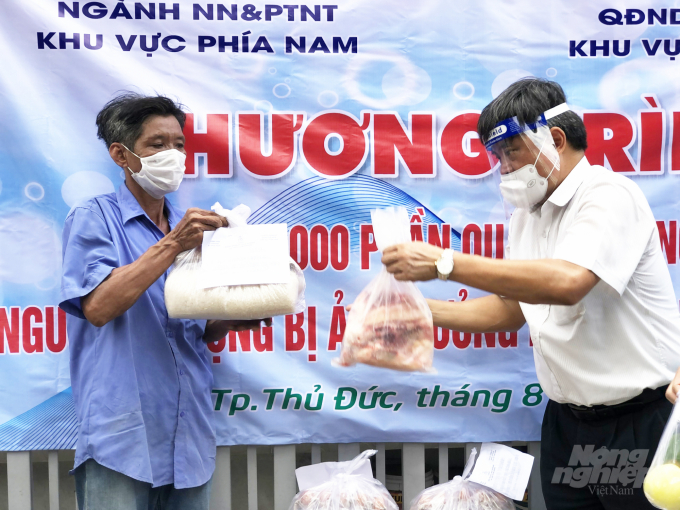 watermark_trao-qua-1446_20210823_50.jpg Tổ công tác 970 Bộ NN-PTNT phối hợp với Tổng cục Hậu cần (Bộ Quốc phòng) xây dựng phương án 2 đảm bảo lương thực, thực phẩm thiết yếu cho TP.HCM và Bình Dương. Ảnh: Minh Sáng.