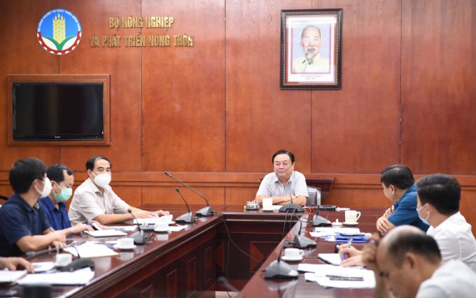 Bộ trưởng Bộ NN-PTNT Lê Minh Hoan họp bàn với các đơn vị để đẩy nhanh tiến độ giải ngân vốn đầu tư công năm 2021. Ảnh: Minh Phúc.