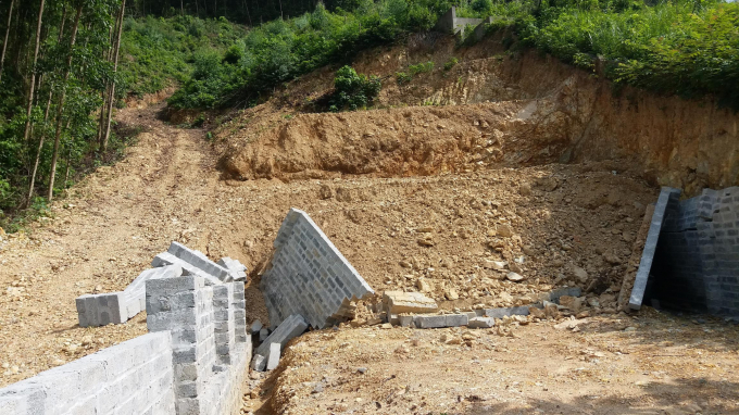 2-1-2259_20210802_188.jpg Trên nền đất dốc, các khu yên nghỉ nhưng đã bị sạt trượt. Ảnh: Đồng Văn Thưởng