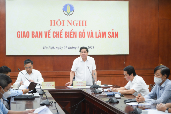 watermark_go-lam-san-1637_20210907_663.jpg Thứ trưởng Bộ NN-PTNT Lê Quốc Doanh chủ trì hội nghị về chế biến gỗ và lâm sản với sự tham gia của Tổng cục Lâm nghiệp và các hiệp hội, doanh nghiệp. Ảnh: Tùng Đinh.