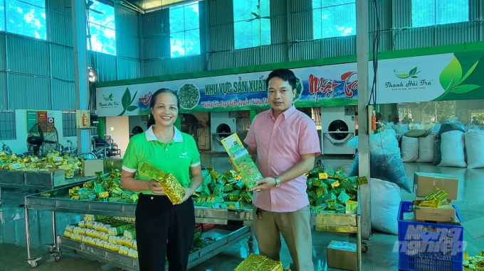 Bà Nguyễn Thị Hải, Giám đốc HTX chè La Bằng giới thiệu sản phẩm chè cho phóng viên Báo Nông nghiệp Việt Nam. Ảnh: Vũ Thị Luận.