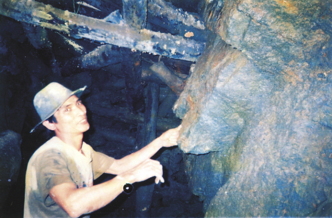 1-1759_20210911_247.jpg Ông Nguyễn Hồng Công trong một đoạn hầm vàng. Ảnh: T.P.