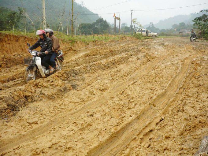 8-1812_20210911_37.jpg Đường lên Hóa Sơn (Minh Hóa) năm 2004. Ảnh: T.P.