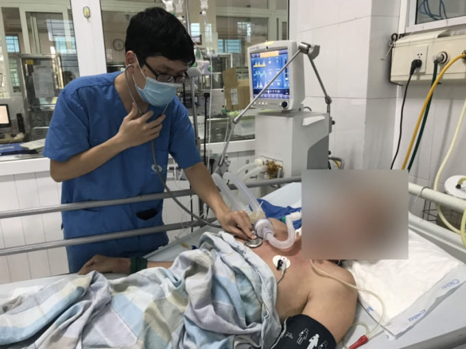 Điều trị cho bệnh nhân bị viêm tụy cấp do nghiện rượu bia tại Bệnh viện Bãi Cháy. Ảnh: BV Bãi Cháy