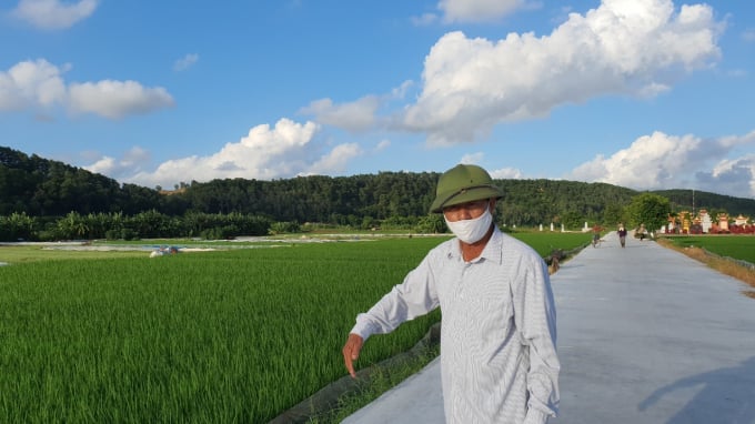 Ông Lê Văn Ánh, Trưởng thôn Lại Thị, dẫn PV đi thăm con đường nội đồng vừa mới hoàn thành. Ảnh: Đinh Mười.