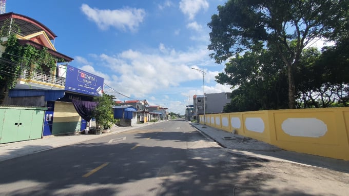Đường nông thôn ở xã Tân Dân sau khi hoàn thành đã thay đổi diện mạo làng quê. Ảnh: Đinh Mười.