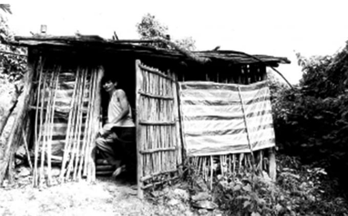 18-1826_20210911_506.jpg Ngôi lán mà ông Công dựng lên để ở trong những năm đầu tiên khi chỉ một mình đào vàng. Ảnh: H.L.