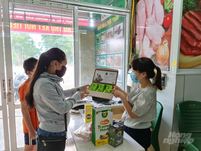 GAP products are sold well at Huong’s stores. Photo: Dao Thanh.