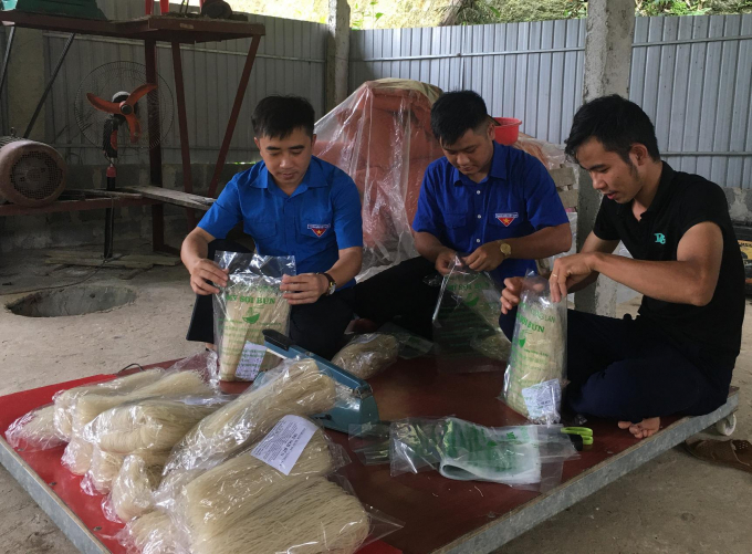 Mỳ gạo của gia đình Nguyễn Văn Cường đã được người dân quanh vùng ưa chuộng. Ảnh: Bá Thắng.
