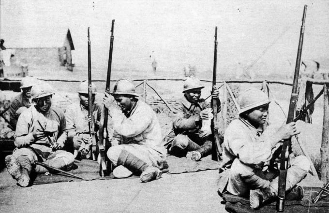 em-gui-tiep-2-ki-1808_20210926_790.jpg Lính chiến An Nam lau chùi vũ khí. Ảnh: TL.