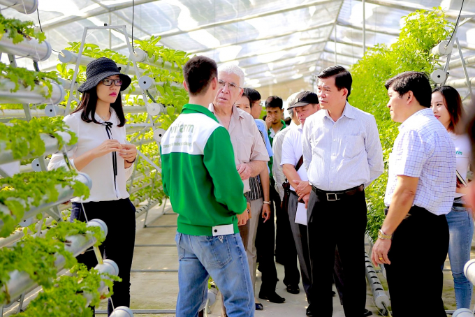 Vifarm thường xuyên có khách tham quan, trong đó có nhiều khách nước ngoài, các đoàn học sinh, nông dân, người khởi nghiệp trong, ngoài tỉnh. Ảnh: Hồng Thủy.