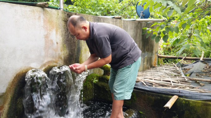 2-1542_20210927_557.jpg Mỏ nước được dùng từ nhiều đời của nhân dân bỗng dưng ô nhiễm. Ảnh: Đồng Văn Thưởng.