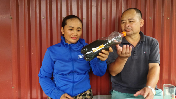 5-1540_20210927_637.jpg Người dân lo lắng về nguồn nước bị ô nhiễm qua chai nước lấy mẫu tại mỏ Voi đằm hôm 06/08/2021. Ảnh: Đồng Văn Thưởng.
