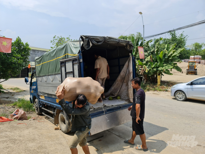 watermark_z2814972485828_3712eadf605cd7f2a4c0c1150a8678f0-2345_20211003_531.jpg Dịch Covid-19 hiện nay đã bớt căng thẳng hơn, việc thông thương thuận lợi hi vọng giá bưởi Soi Hà sẽ tăng lên trong thời gian tới. Ảnh: Đào Thanh.