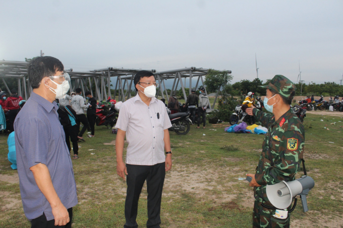 z2816354963046_a03349556e6435bdb8263c2f14aca995-1040_20211005_959.jpg Ông Lê Huyền (giữa) đi kiểm tra lực lượng chức năng đón người lao động về quê tránh dịch.