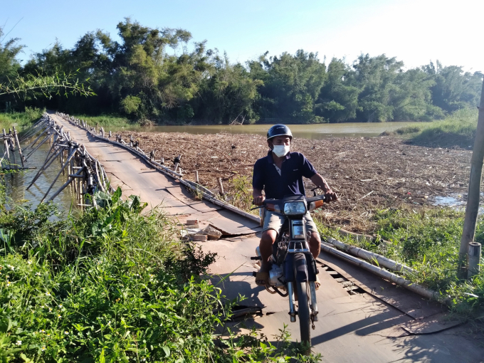 3-1553_20211013_503.jpg Để qua được xóm Lân chỉ có con đường bộ độc đạo là chiếc cầu tre tạm bợ. Ảnh: L.K.