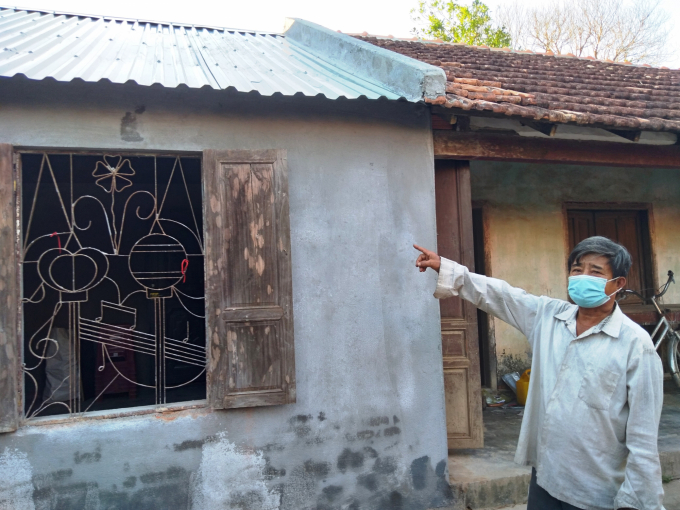 4-1553_20211013_69.jpg Không được bố trí đất tái định cư, lại nằm trong vùng dự án nên người dân xóm Lân không thể xây dựng nhà cửa kiên cố mà phải sống trong những căn nhà đã xuống cấp. Ảnh: L.K.