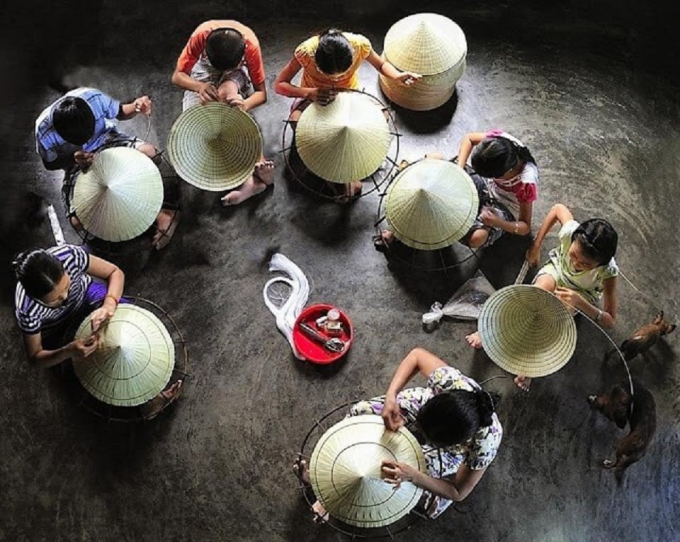 Làng nghề làm nón.
