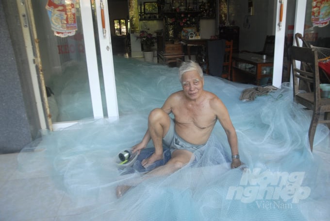 Theo các lão ngư ở làng chài Hoài Hương (TX Hoài Nhơn, Bình Định), nghề biển nay làm không có thì mai có, đừng vì tham kiếm mẻ cá lớn đánh bắt xâm phạm vùng biển nước ngoài mà mang họa. Ảnh: Vũ Đình Thung.