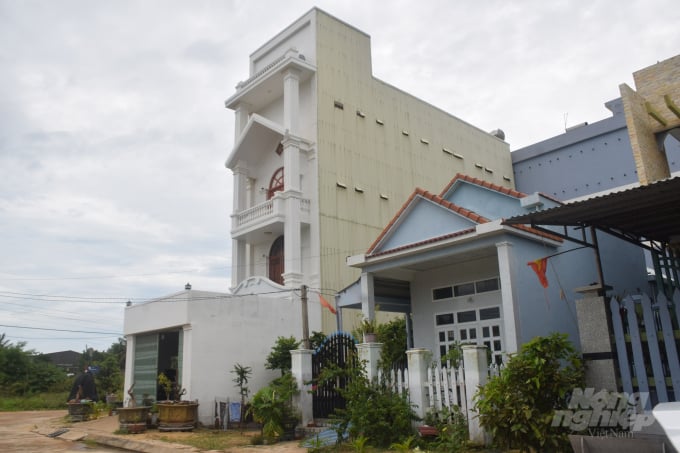 Những chủ tàu cá đánh bắt xa bờ ở làng chài Hoài Hương (TX Hoài Nhơn, Bình Định) làm ăn căn bản đều có cuộc sống ổn định, nhà cửa khang trang. Ảnh: Vũ Đình Thung.