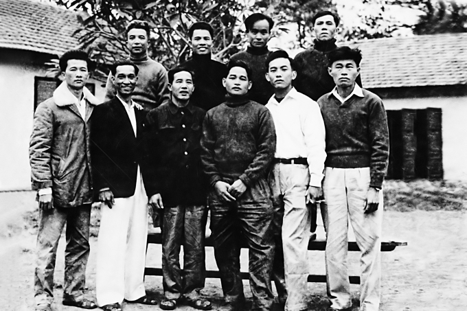 anh-5-1353_20211020_643.jpeg Cán bộ sỹ quan tàu 41 chụp ảnh năm 1963 trước khi chở hàng vào miền Nam. Ảnh tư liệu.