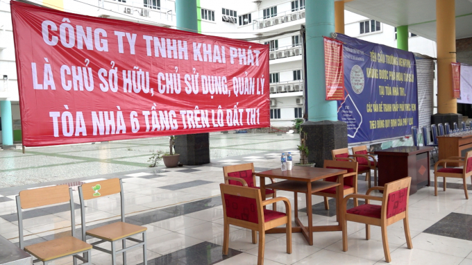 Sau gần 3 tiếng chờ đợi cũng không thấy đoàn cưỡng chế xuất hiện theo thông báo. Ảnh: Quang Dũng.