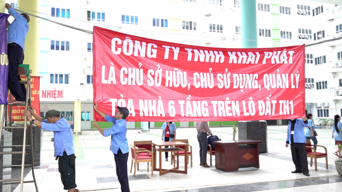 p3-1224_20211025_852.jpg Chỉ có cán bộ nhân viên công ty TDS và Công ty Khai Phát dọn dẹp, chuẩn bị đón tiếp đoàn cưỡng chế. ảnh: Quang Dũng.