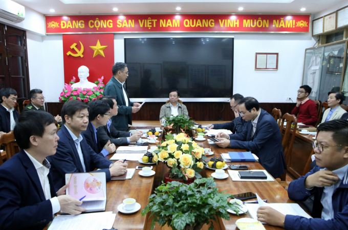 Lãnh đạo Tổng cục Lâm nghiệp báo cáo Bộ trưởng Bộ NN-PTNT về việc triển khai nhiệm vụ công tác của Tổng cục. Ảnh: Minh Phúc.