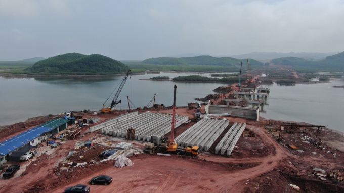 z2915051546430_911c2b2086f43b00b96d9f611a462326-0959_20211108_380.jpg Cao tốc Móng Cái - Vân Đồn đi qua các huyện Vân Đồn, Tiên Yên, Đầm Hà, Hải Hà và đấu nối với đường dẫn cầu Bắc Luân II tại TP Móng Cái. Ảnh: Nguyễn Thành