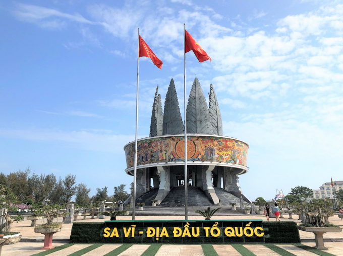 28093-mui-sa-vi-1524_20211109_61.jpg Bên cạnh du lịch thương mại cửa khẩu, Móng Cái còn có biển Trà Cổ với mũi Sa Vĩ - điểm khởi đầu hình chữ S trên bản đồ Việt Nam.